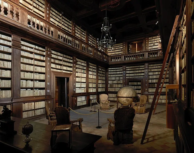 Late evening in Fermo. An outstanding visit at the 'Biblioteca Civica'